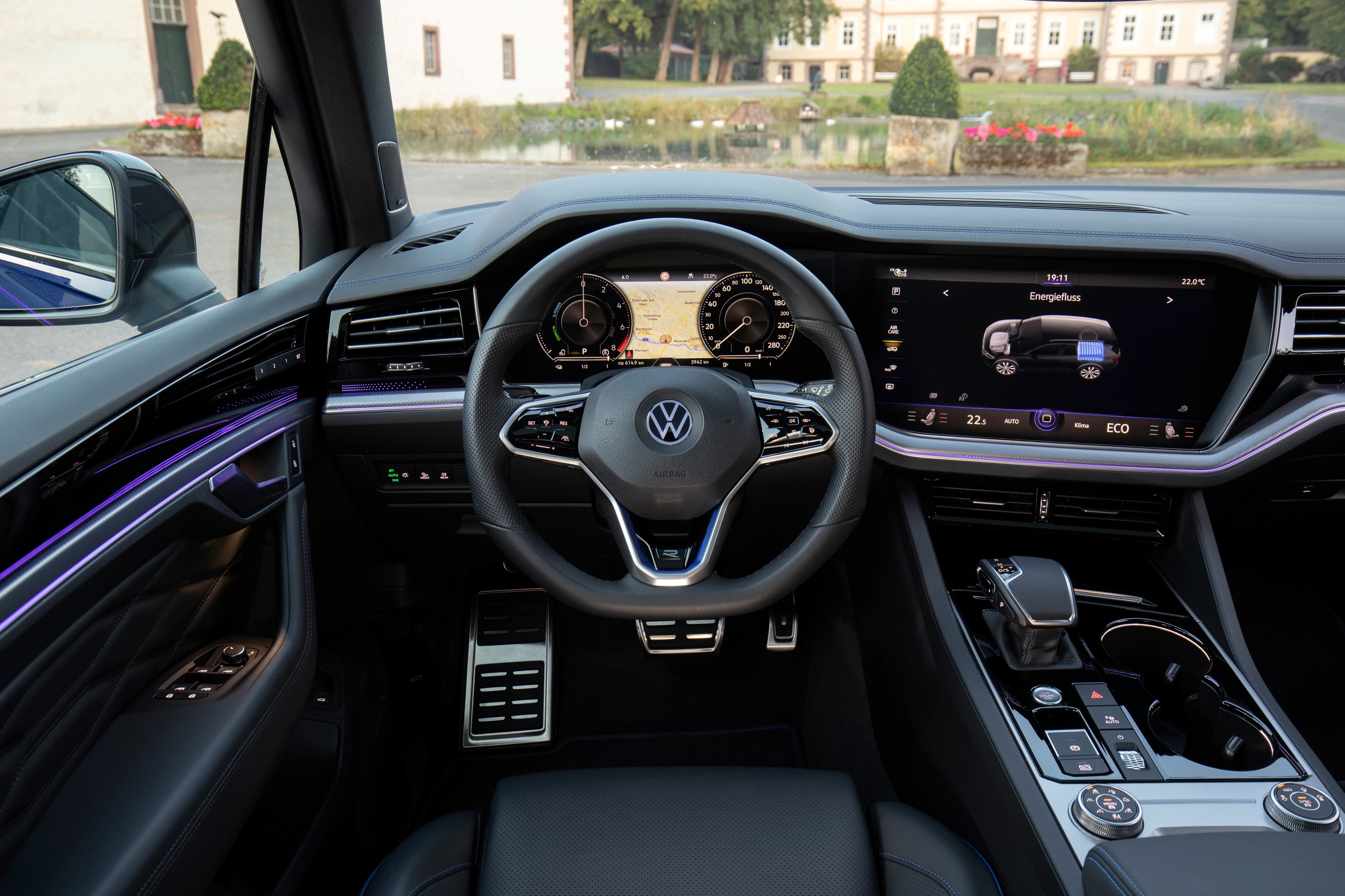 VW Toureg R interior
